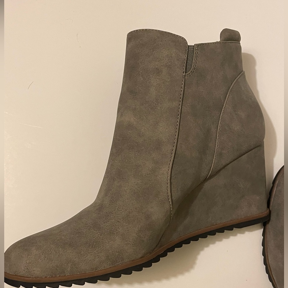 Naturalizer Soul women’s wedge boot.